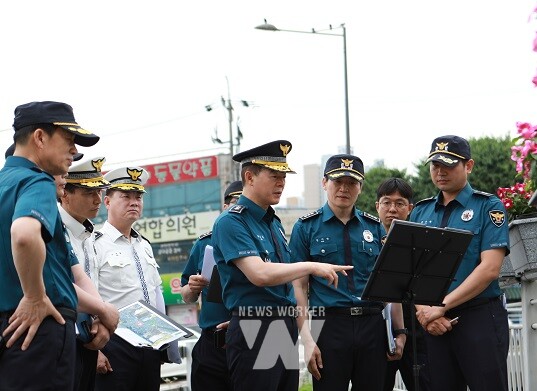 광주경찰청(치안감 한창훈)은 27일(목) 오전, 광주지역의 대표적인 재래시장인 양동시장을 찾아 여름철 자연재난 대비 침수우려지역에 대한 현장점검을 실시했다.