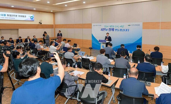 정기명 여수시장은 시청 회의실에서 민선8기 취임 2주년 기자회견을 갖고 ‘20대 핵심 성과’와 ‘역점 프로젝트100’ 등 그간의 성과와 향후 시정운영방향에 대해 발표했다.