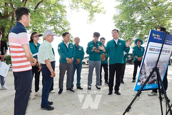 명창환 행정부지사가 6월 26일 도곡면 덕곡마을에서 산사태 발생 우려 시 주민 대피가 우선임을 강조하고 있다