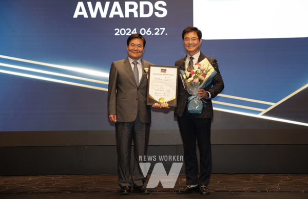 2024 국가서비스대상 에너지클라우드 부문을 수상하는 최진수 한전KDN 미래사업개발본부장(사진 오른쪽)