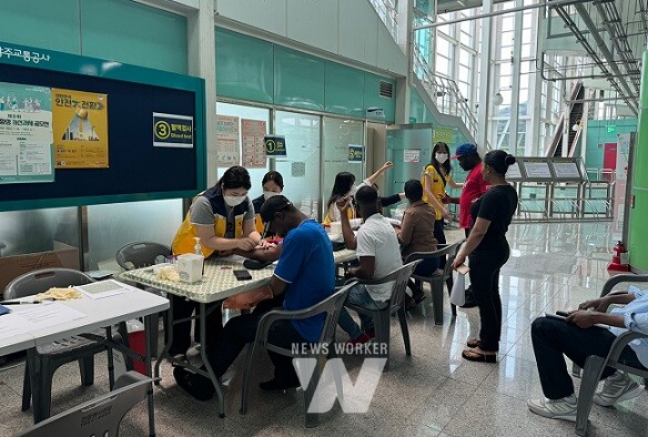 전남대학교병원은 지난 1일 광주 광산구 평동역 내에서 광주거주 이주민들을 대상으로 무료건강검진을 실시했다. 