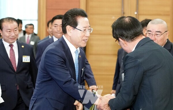 김영록 전라남도지사가 27일 부산 벡스코 컨벤션동 그랜드볼룸에서 열린 부산 출향도민 정잭비전 투어에서 출향도민들과 인사를 나누고 있다