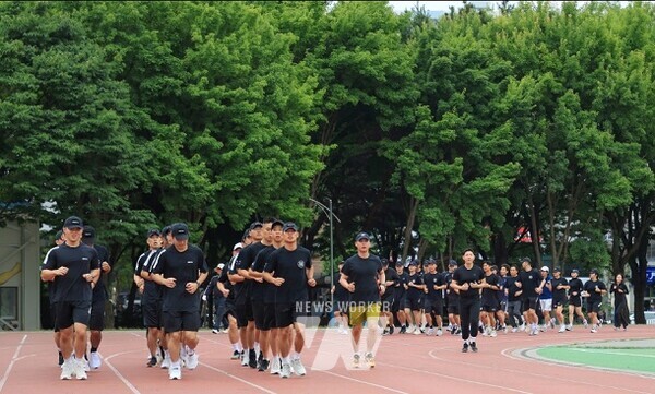전남대학교가 하계입영훈련 출정을 총장과 함께하는 새벽 구보로 시작해 눈길을 끌었다.