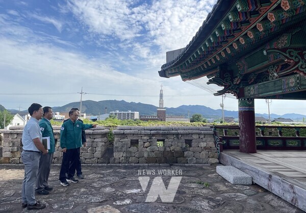 서순철 부군수가 이경훈 국가유산청 차장을 만나 강진 전라병영성 점검을 실시하고 있다.