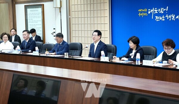 김영록 전라남도지사가 28일 도청 서재필실에서 전라남도여성단체협의회와 저출생 위기 극복을 위한 지역사회 협력방안에 대해 논의하는 간담회를 갖고 있다.