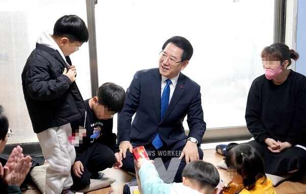 전라남도는 28일 강진군에 거주하는 다둥이 가정을 방문해 ‘일곱째’ 아이 탄생을 축하하고, 격려했다. 사진은 김영록 전라남도지사가 지난 2월 5일 강진군 다둥이 가정을 방문, 애로사항 청취 및 격려하는 모습.