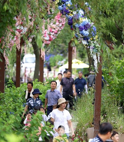 개장식이 있었던 6월 28일, 수국길축제장을 찾은 사람들이 즐거운 한때를 보내고 있다.