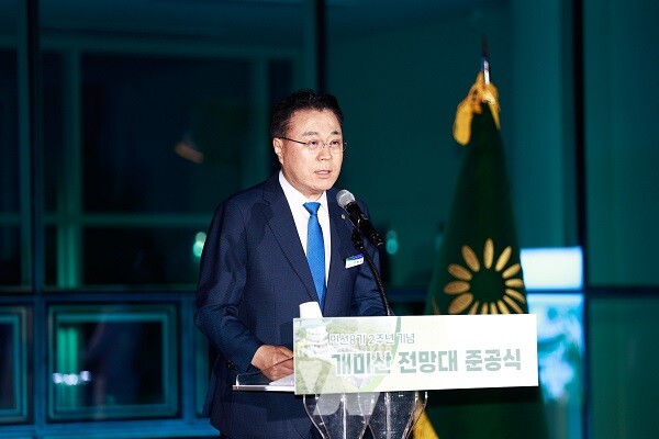 구복규 화순군수가 28일 저녁 개미산 전망대 준공식에서 인사말을 하고 있다.