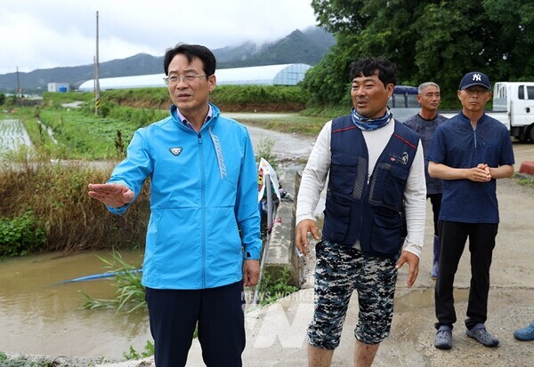 강진원 강진군수가 장마철을 맞아 농가 피헤 최소화를 위해 들녘 배수로를 찾아 현장을 점검하고 있다.