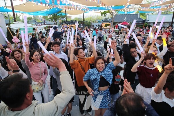 강진 병영 불금불파 행사장을 찾아 댄스 경쟁에 나선 외국인 관광객들.