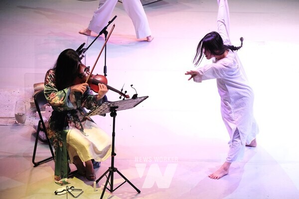 공연예술창작주체지원사업 선정단체 TIMF앙상블. 아트프로젝트 보라의 협업공연 ‘마우리치오 카겔 Rrrrrr... ’ ©yonghokim