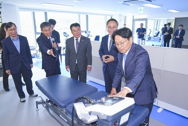 강기정 광주광역시장이 1일 오전 서구 '국립 국가폭력 트라우마 치유센터 출범식'에 참석해 고기동 행안부 차관 등과 센터 내부를 둘러보고 있다./광주광역시 제공