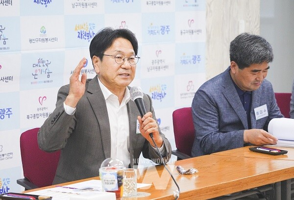 강기정 광주광역시장이 1일 오후 남구자원봉사센터에서 열린 공공기관 현장대화에 참석, 시·구자원봉사센터 임직원들과 대화를 나누고 있다./광주광역시 제공