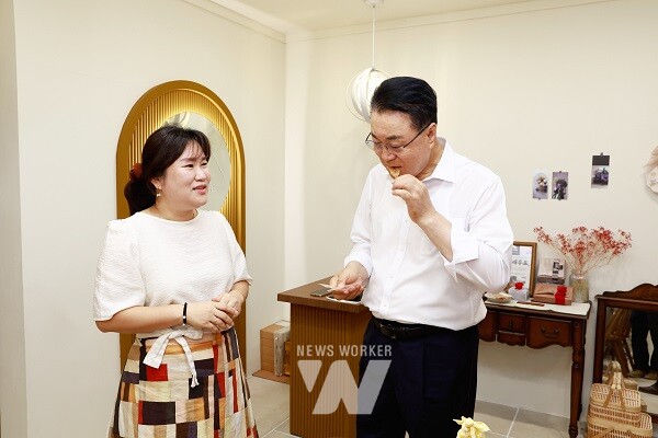 구복규 화순군수가 7월 1일 관내 청년대표 운영 사업장(유리한과점)에서 이야기를 나누고 있다