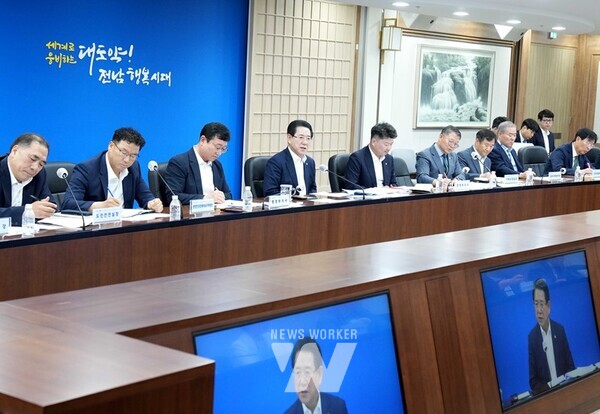 김영록 전라남도지사가 2일 오전 도청 서재필실에서 실국장 정책회의를 주재하고 있다.