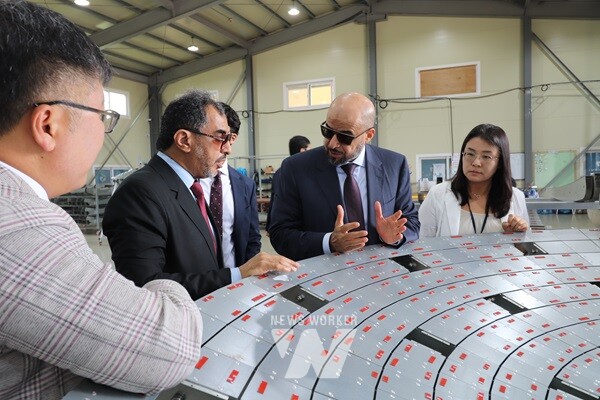 금철이노베이션 대양열 집열기 생산 공장을 살펴보는 알 코라예프 그룹 모하마드 알코라예프 CEO와 일행