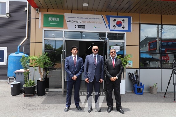 1일 금철이노베이션을 방문해 기념촬영을 하는 알 코라예프 그룹 모하마드 알코라예프 CEO와 일행들