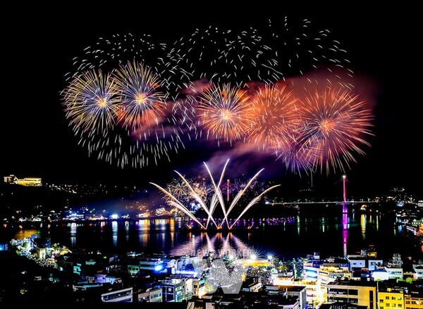 여수밤바다불꽃축제 개최 관련 시민 설문 조사 결과, 축제 장소를 옮겨야 한다는 의견이 59%로 나타났다