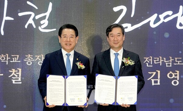 김영록 전라남도지사가 2일 국립목포대 70주년 기념관에서 열린 ‘국립목포대 글로컬 지·산·학·연 협력 거버넌스 출범식’에서 송하철 목포대총장과 대학-지자체-산업체 간 공동 파트너십 구축과 함께 글로벌 경쟁력을 갖춘 지역 우수 인재 양성 및 동반성장을 위한 업무협약을 하고 있다.