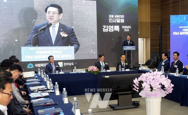 김영록 전라남도지사가 2일 국립목포대 70주년 기념관에서 열린 ‘국립목포대 글로컬 지·산·학·연 협력 거버넌스 출범식’에서 인사말을 하고 있다.