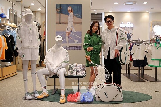 광주신세계, 신관 지하 1층 디아도라 매장에서 직원들이 테니스 가방과 의류를 선보이고 있다.