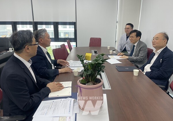 국민의힘 김정현 광주시당 위원장이 전남대 새병원 건립 추진 사업 신속 추진을 당 차원에서 적극 협력하겠다고 밝혔다.