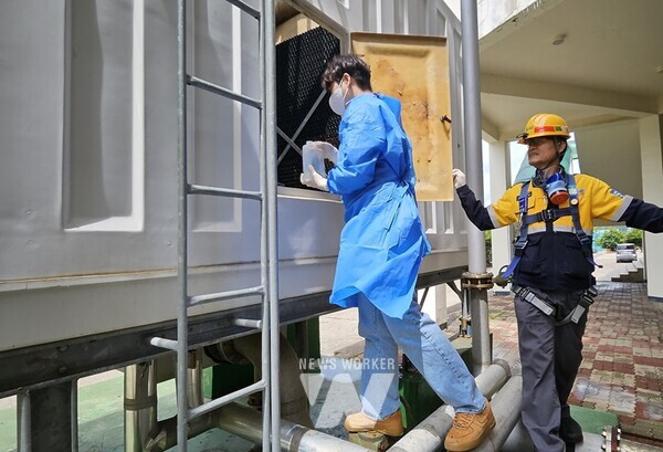 영암군보건소가 7월까지 여름철 레지오넬라증 발생에 대비해 대형건물 및 목욕탕, 노인복지시설 등 다중이용시설 18개소 검사를 실시하고 있다