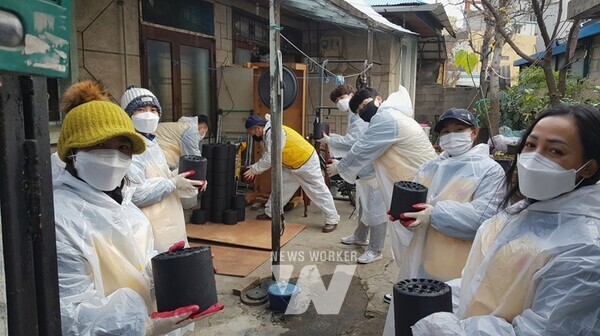 광주광역시(시장 강기정)는 광주‧전남지역 유일의 연탄생산공장이었던 남선연탄이 지난 4월 폐업하면서 장거리 연탄수급으로 연탄가격 상승이 예상됨에 따라 연탄사용 취약계층에게 가격 인상분의 일부를 추가 지원하기로 했다