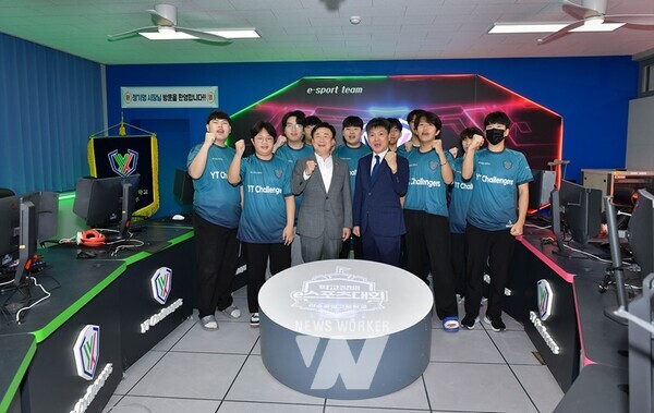 정기명 여수시장이 지난 2일 여수공업고등학교 e스포츠부를 방문해 선생님과 선수들을 격려하고 있다.