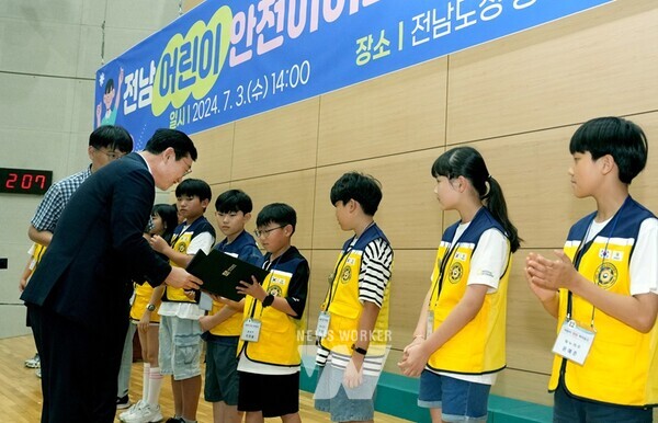 전라남도는 3일 도청 왕인실에서 학교 주변 안전 신고 활동을 위한 ‘어린이 안전 히어로즈’를 출범했다
