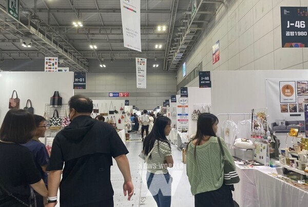 광주광역시(시장 강기정)는 호남지역 최대 수공예품박람회인 ‘제13회 빛고을핸드메이드페어’를 오는 12일부터 14일까지 사흘 동안 김대중컨벤션센터에서 연다