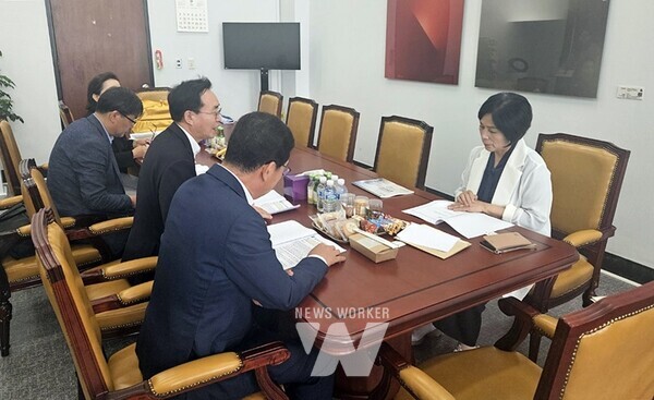 윤병태 나주시장이 4일 국회 과학기술정보방송통신위원회(이하 과방위)를 방문해 민선 8기 비전인 미래첨단산업 활성화를 좌우할 과학·기술분야 핵심 현안 사업을 건의했다. 