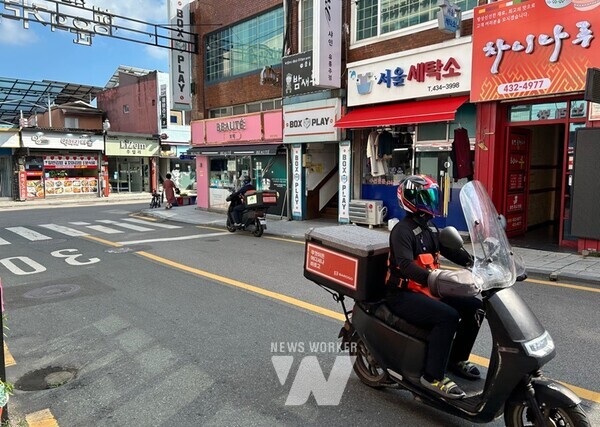 먹깨비 주문 배달을 위해 라이더가 강진읍내를 바삐 나서고 있다.