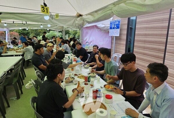 나아농회원들이 강진 수국길 축제장에서 강진군청 인구정책과 관계자들과 오찬을 하고 있다.