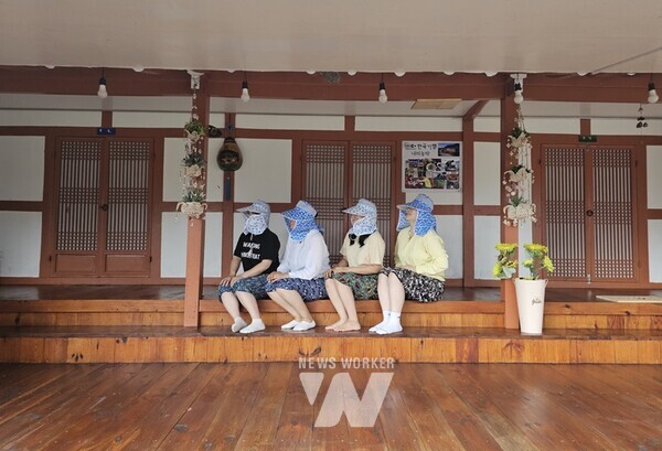 지난해 강진 촌캉스를 찾은 젊은이들이 푸소 농가에서 여유로운 시간을 보내고 있다.