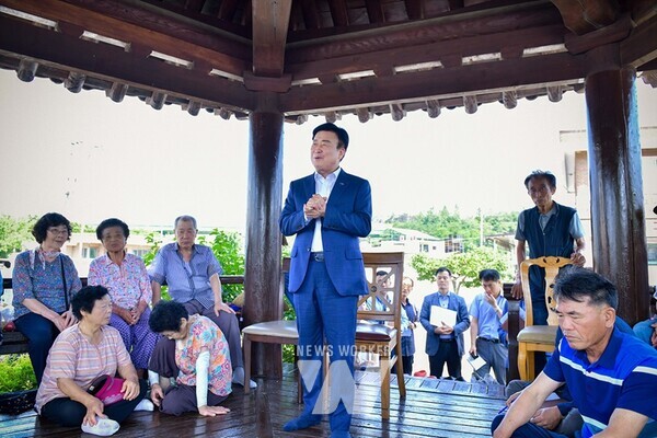정기명 여수시장이 지난 5일 덕양2구 마을 정자에서 주민들에게 마을 숙원사업 추진 계획을 설명하고 있다.