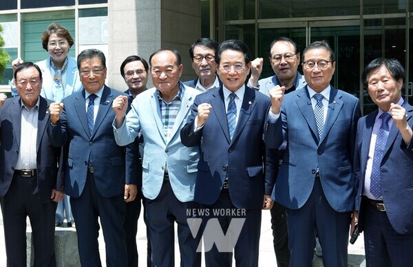 김영록 전라남도지사가 5일 목포시 한 식당에서 대한노인회 전남연합회 및 시군지회와 소통 간담회를 갖고 기념촬영을 하고 있다.