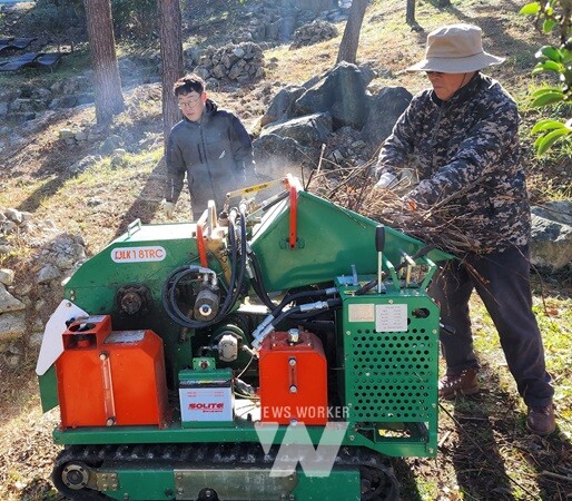 영암군농업기술센터가 지난해 12월부터 올해 6월까지 영농부산물 파쇄기 무상 임대 서비스를 실시한 결과, 309농가 429건의 실적을 올렸다.