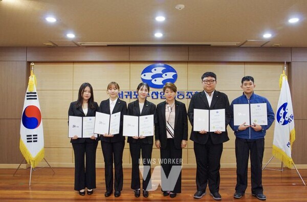 (사진) 서귀포수협 김미자 조합장(사진 가운데)와 신입 직원 일동