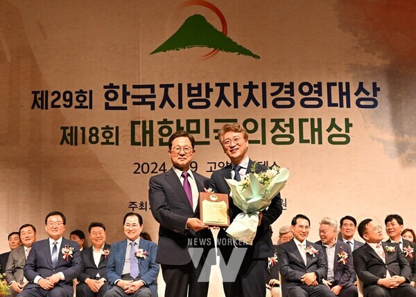 광주 서구는 한국지방자치경영대상에서 지난해 종합대상과 주민자치대상을 수상한 데 이어 올해 복지보건, 인재육성대상을 휩쓸며 전국 최초로 ‘2년 연속 2관왕’의 기록을 세웠다.