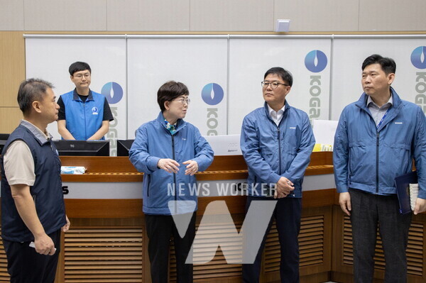 한국가스공사는 전국적으로 지속되고 있는 집중호우로 인한 피해를 방지하기 위해 현장 안전 대응 수위를 한층 더 강화한다(왼쪽에서 세번째 최연혜 가스공사 사장)