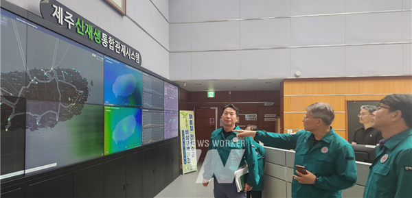 전력거래소 제주본부를 방문한 전력거래소 정동희 이사장(왼쪽에서 2번째)