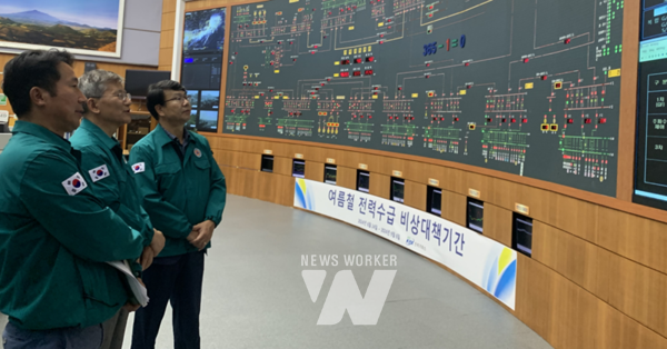 전력거래소 제주본부를 방문한 전력거래소 정동희 이사장(가운데)