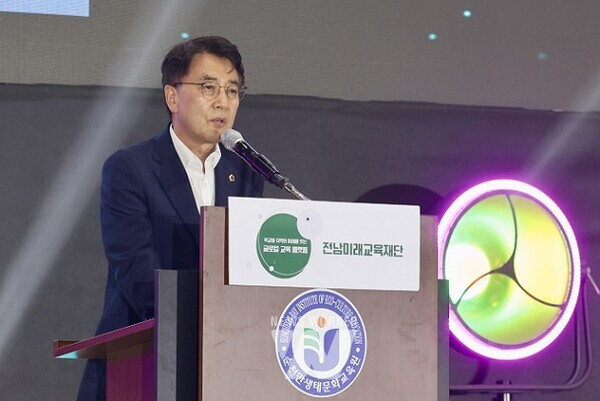 전라남도의회 김태균 의장은 10일 순천만생태교육원에서 개최된 ‘꿈 실현’ 기부 나눔 선포식에 참석했다