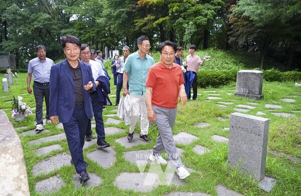 강기정 광주광역시장이 지난 10일 오후 남구 양림동에서 열린 제39회 정책소풍에 참석해 양림권역 근대역사문화 거점벨트 사업 관련, 선교사 묘역 등을 답사하고 있다./광주광역시 제공