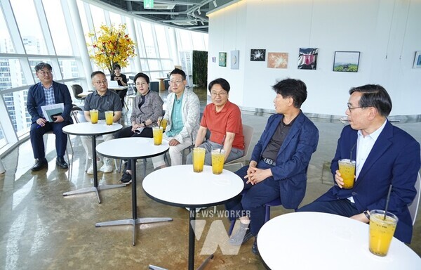 강기정 광주광역시장이 지난 10일 오후 남구 양림동에서 열린 제39회 정책소풍에 참석해 양림권역 근대역사문화 거점벨트 사업 관련, 사직공원전망타워에서 간담회를 하고 있다./광주광역시 제공