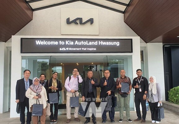 7월 10일(수) 기아자동차 화성공장을 방문한 말레이시아 대표단이 기념촬영을 하고 있다.