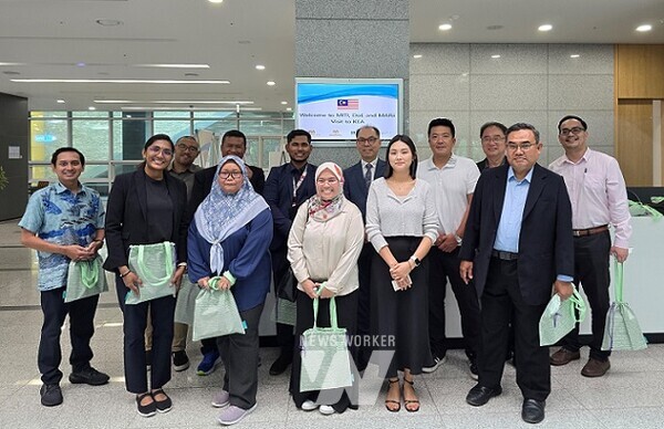 7월 11일(목) 말레이시아 대표단이 울산 한국에너지공단 본사에 방문하여 기념촬영을 하고 있다.