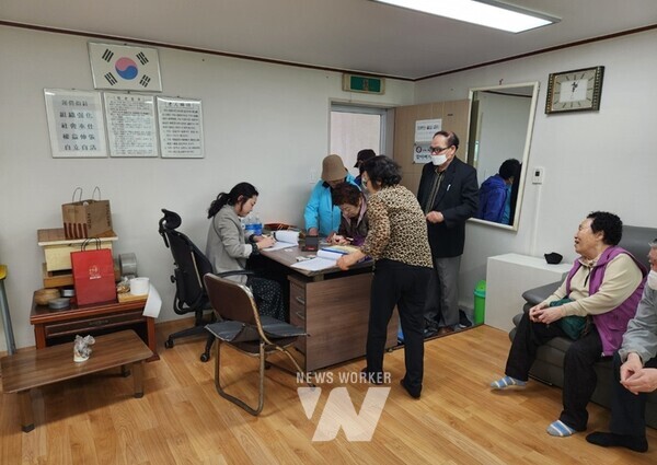 어르신들이 노인 목욕 및 이미용권을 수령하고 있다.