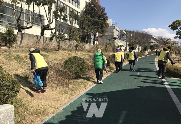 장애인일자리 참여자가 환경활동을 하고 있다.